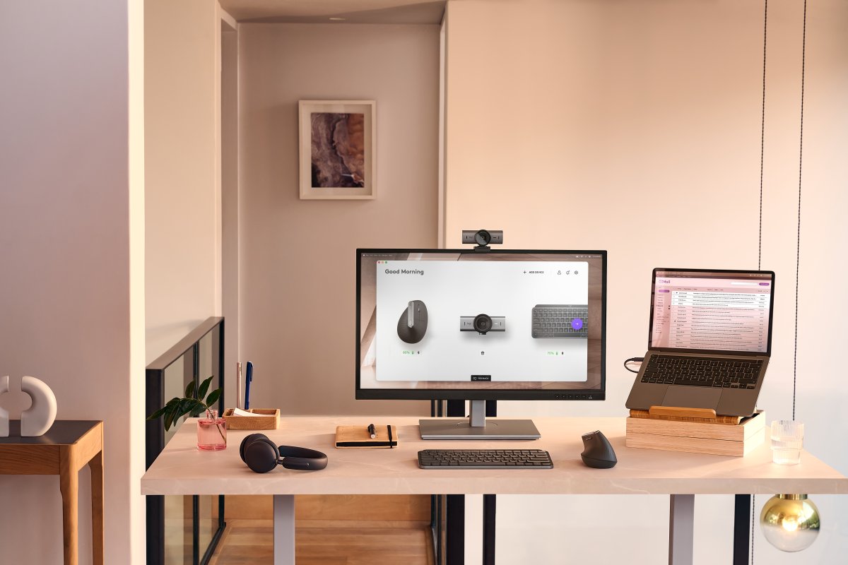 High Resolution JPG-MX Solutions MX BRIO ENVR COMFORT SEEKER Front On Mx Keys Mini Mx Vertical Graphite 109 wScreens C sm