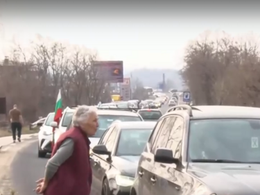 Огромна колона автомобили по пътя към Шипка