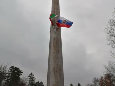Сигнал за поставени руски знамена на стълбове по столичния бул. 