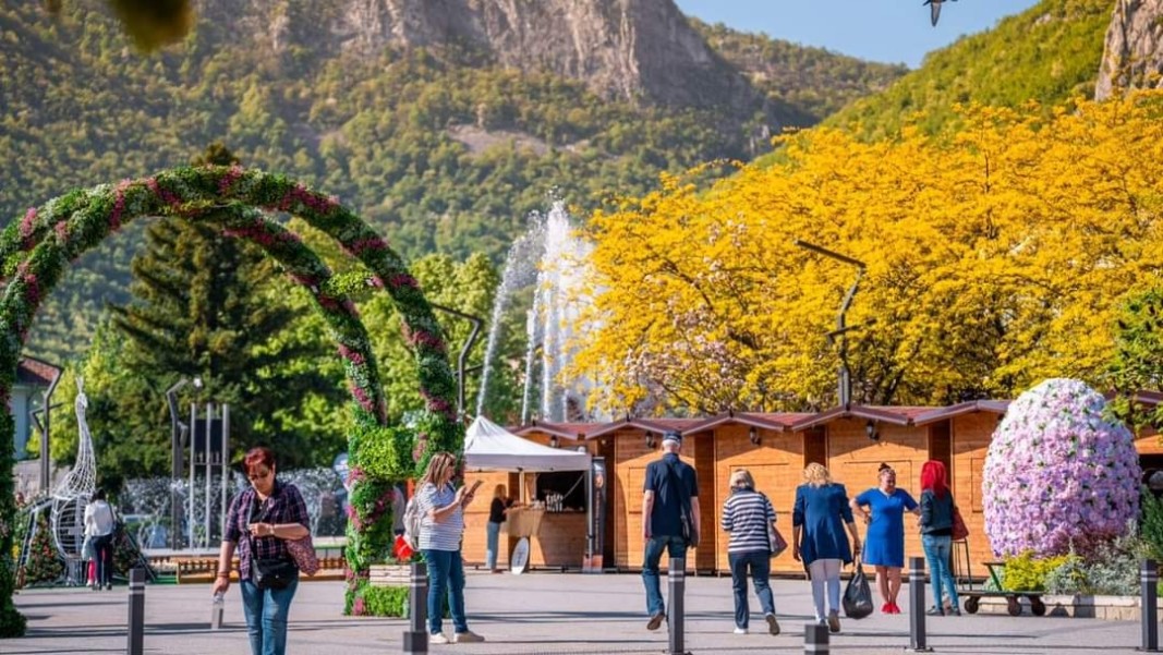 Празнично украсения градски площад във Враца