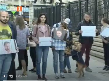 Близки на убития Пейо се събраха пред Съдебната палата
