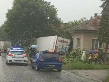 ТИР се заби в къща във Врачанско
