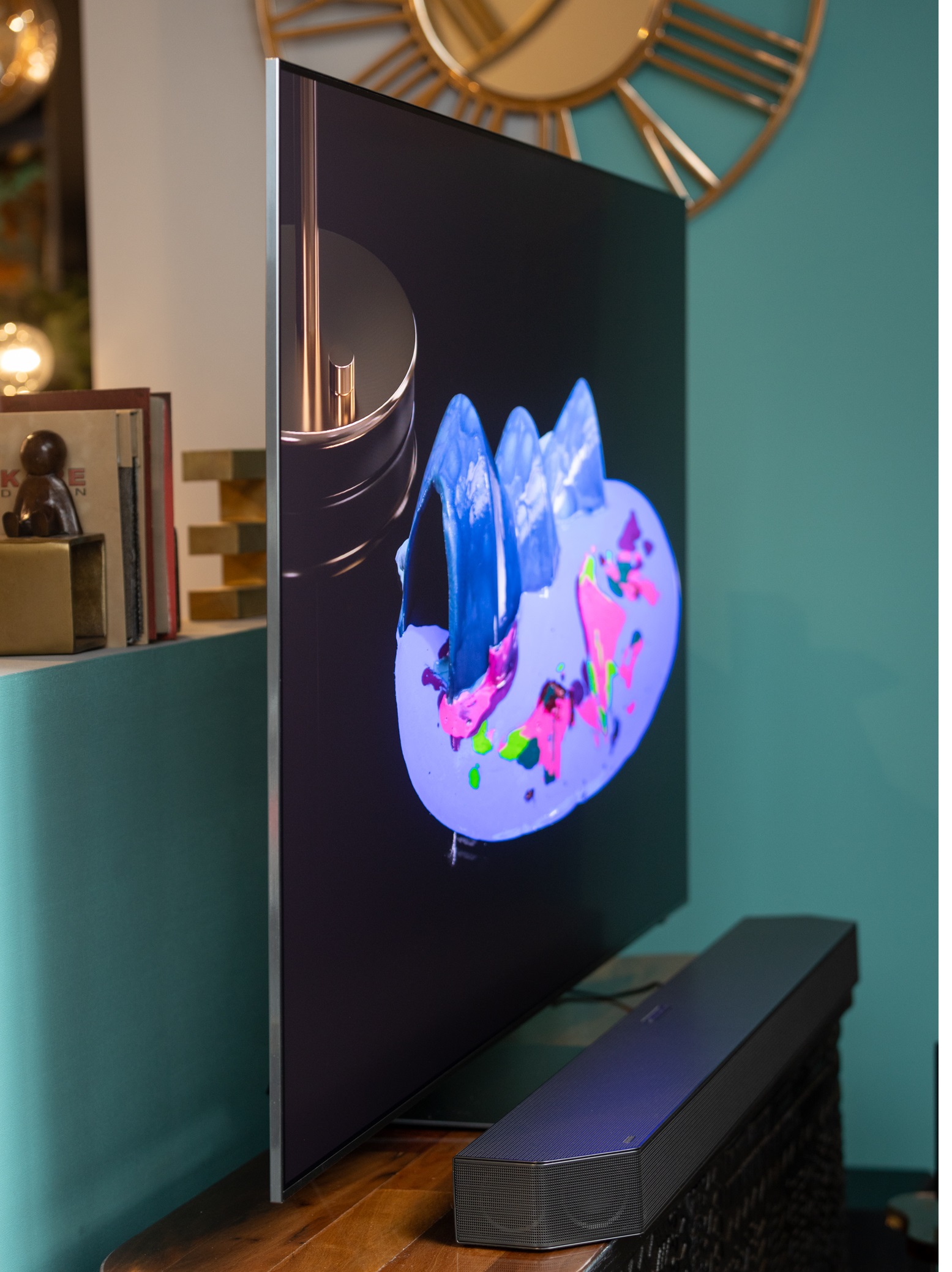 OLED - Lifestyle - Side - 3