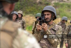 Мобилизиран мъж в Украйна на видима възраст над 60 години