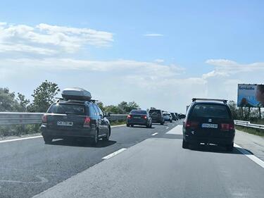 Верижна катастрофа с участието на четири автомобила е станала на автомагистрала 