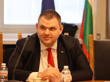 Пеевски се яви по свое желание пред комисията за Нотариуса и Пепи Еврото
