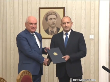 НА ЖИВО Главчев при президента, връща папаката с имената на министрите