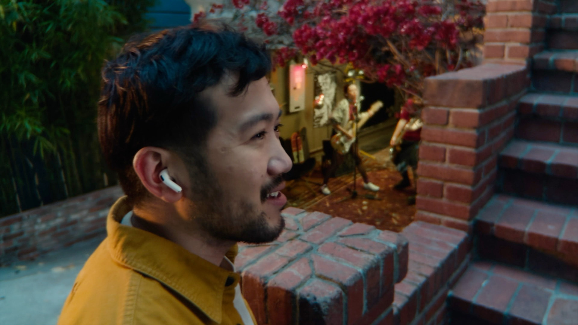 Apple-AirPods-Siri-and-Voice-Isolation-240909 571x321.jpg.large