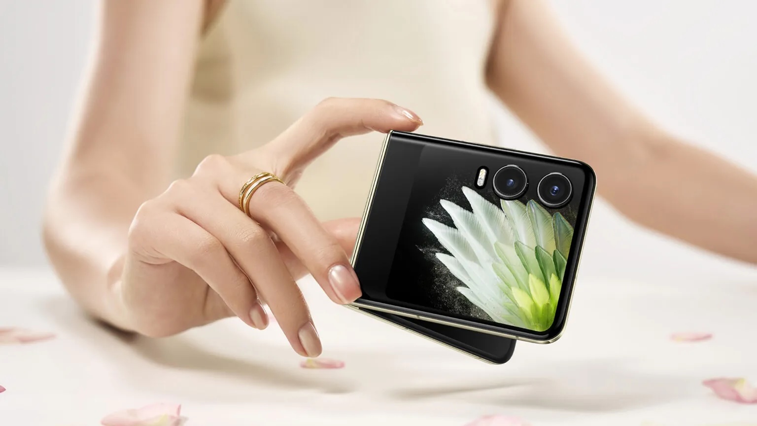 TECNO-PHANTOM-V-Flip-2