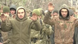 Украински войници се предават в плен