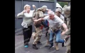 Шивачки от Харков се сбиха със служители на ТЦК, за да спасят колегите си - мъже от мобилизация на фронта
