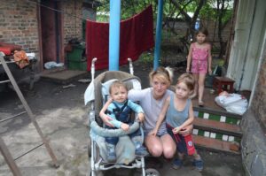 и млада украинка с децата си и пакети с храна