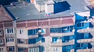 Руско знаме се вее вече и в Селидово. Руските войници са го поставили на една от високите жилищни сгради в центъра на града