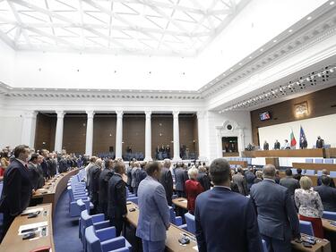Народните представители вече получават 8000 лева заплата