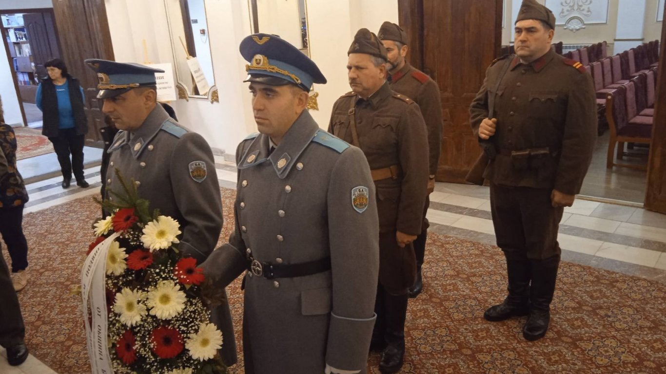 Гвардейци поднасят венец
