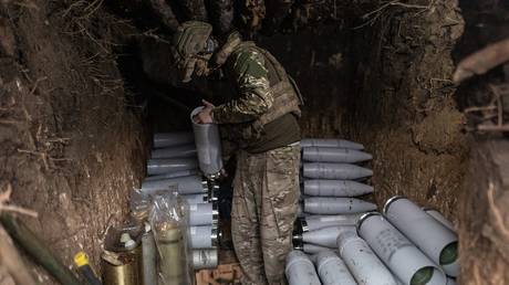 СНИМКА НА ФАЙЛ: Украински войник борави с артилерийски снаряди.
