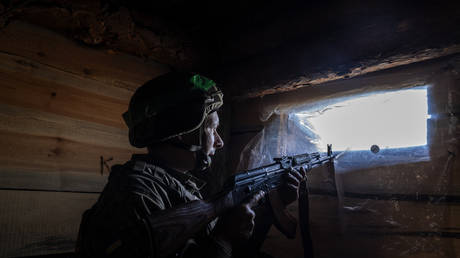 Украински войник в близост до фронтовата линия на 21 април 2025 г.
