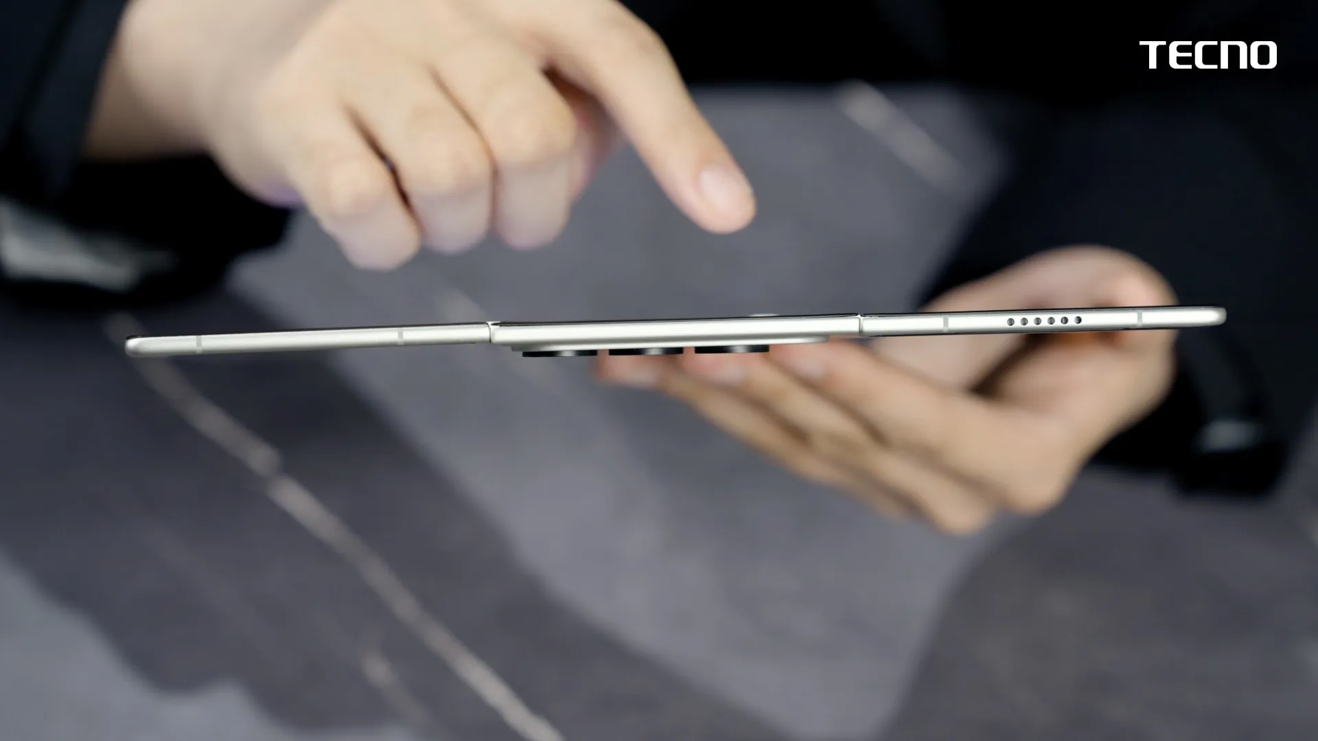 Tecno Phantom Ultimate G Fold е концептуален смартфон с двойносгъваем дисплей