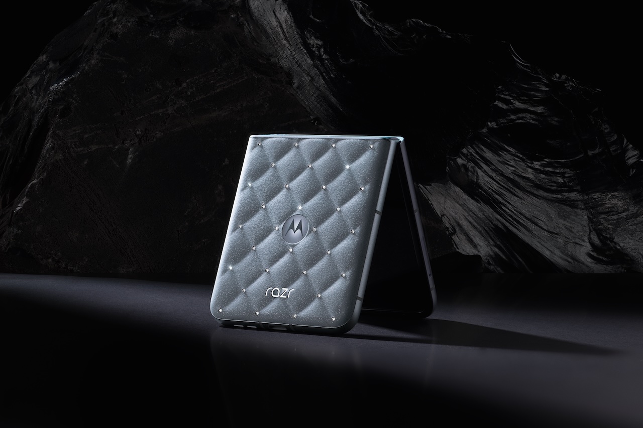 MOTOROLA RAZR SWAROVSKI TABLETOP 1