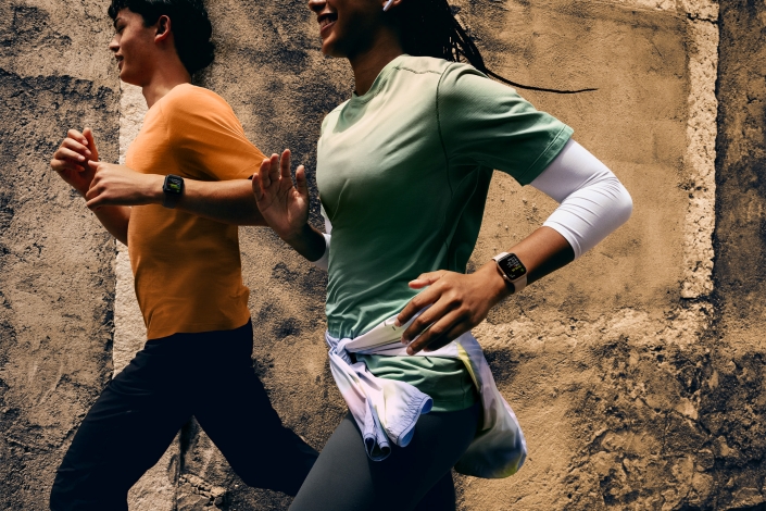Apple-Watch-SE-3-lifestyle-running-250909 big.jpg.large 2x