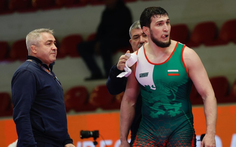 Батаев и Рамазанов с победа и загуба на световното по борба