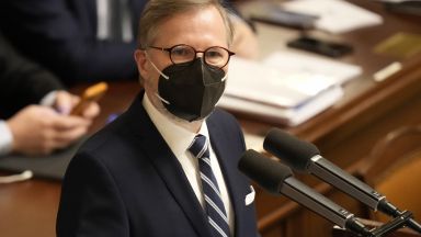 Чешкият премиер си изпусна нервите при работещ микрофон в парламента
