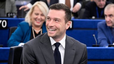 Обърнаха и срещу Макрон вот на недоверие за Фон дер Лайен
