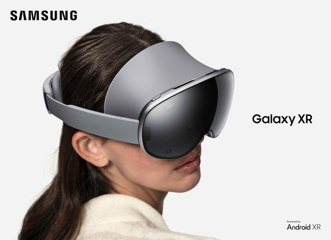 014-kv-galaxy-XR-lifestyle-try-on-05-2p