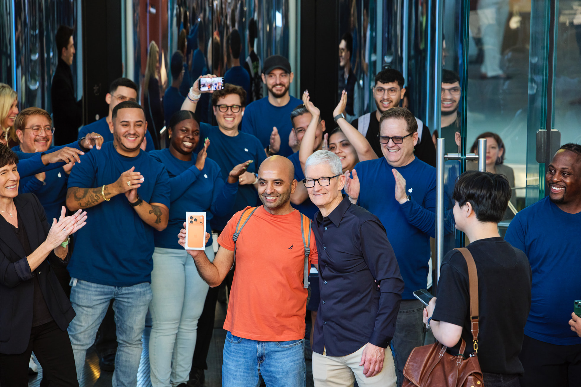 Apple-Fifth-Avenue-New-York-Tim-Cook-with-iPhone-17-Pro-customer-250919 big.jpg.large 2x
