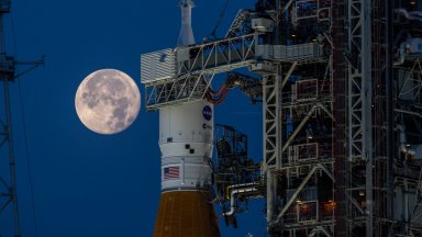Конгресът одобри план на НАСА за Луната, срещу който се обявиха Мъск и Айзъкман