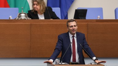 Парламентът вкара в дневния ред комисия за премиерския хотел