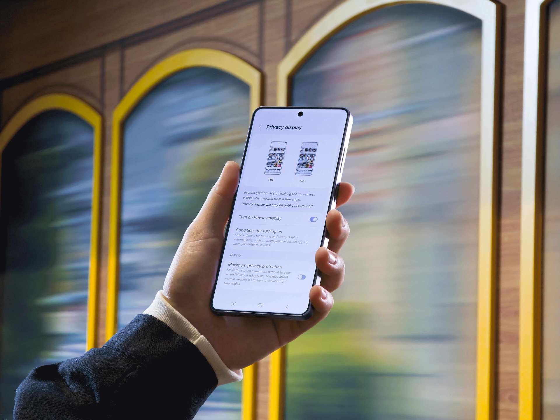 016-lifesytle-galaxy-s26ultra-cobaltviolet-privacy-display-trambooth copy