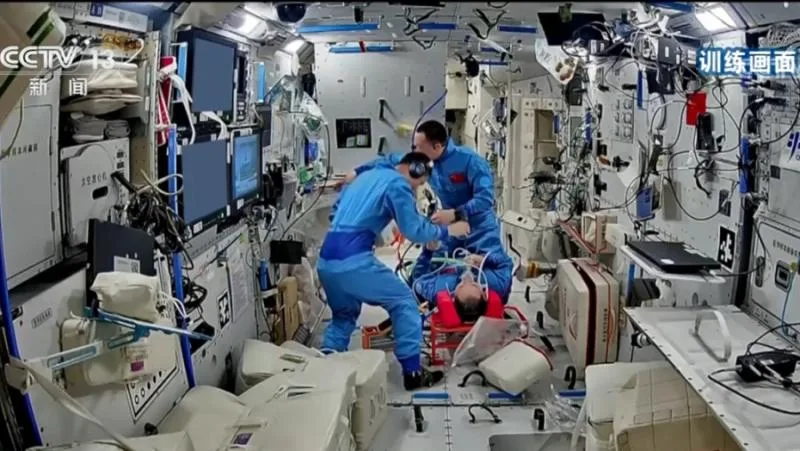 Екипажът на „Шънджоу-21“ провежда съвременни медицински тестове в Космоса