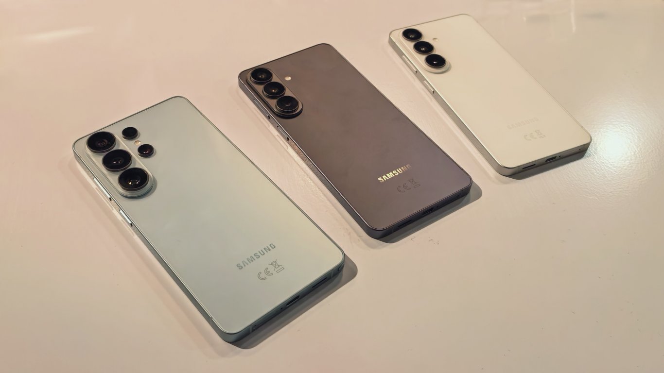 Samsung Galaxy S26 Ultra в небесносиньо, Samsung Galaxy S26+ в черно и Samsung Galaxy S26 в бяло
