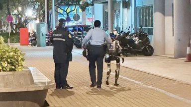 Арестуваха робот, защото притеснил стара жена
