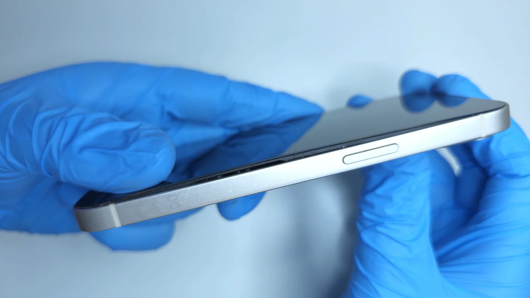 Издута батерия на iPhone 13 повдига екрана.